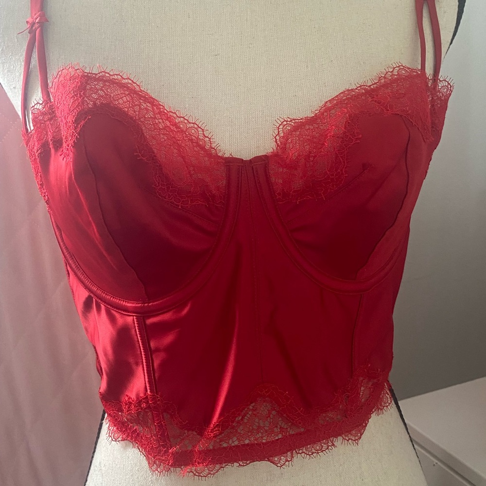 VICTORIA’S SECRET ❤️  Red Lace Underwire Bra - 38C ~ NWT